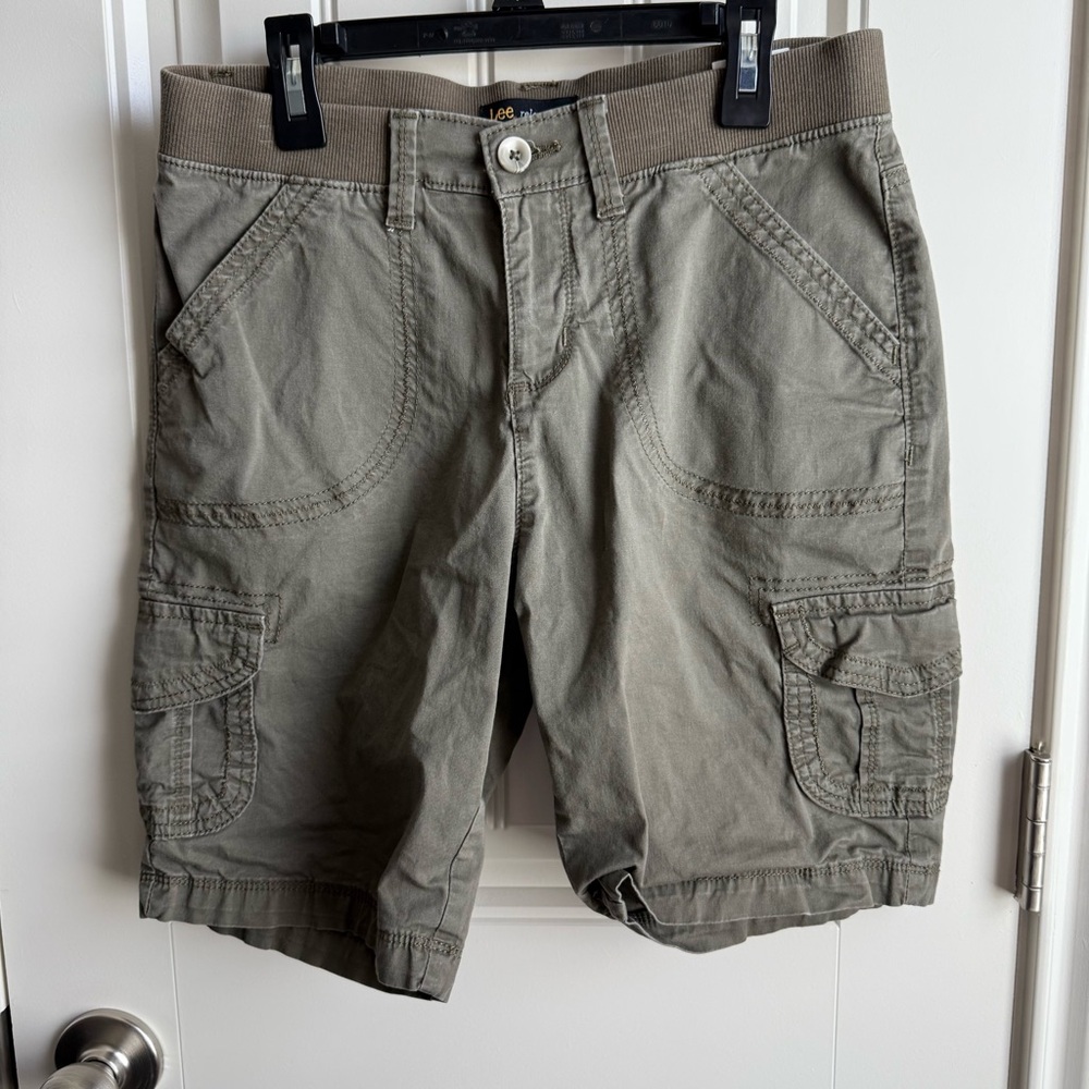 Lee Tan Cargo Shorts with Classic Design